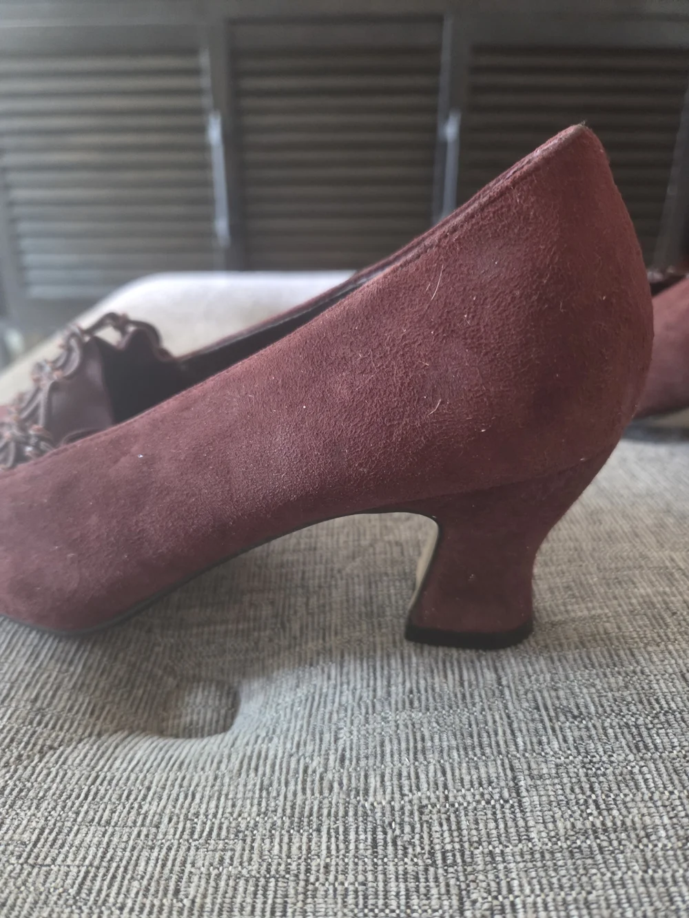Vintage Candid Statements Womens Burgundy Suede Heels Knotted Vamp Detail Size 8